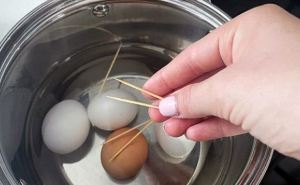 Зачем варить яйца вместе с зубочистками: полезная домашняя хитрость