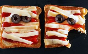 «Бутерброд-мумия» за пять минут: порадуйте детвору мистической закуской на Хэллоуин