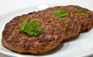 Дешевле, чем мясо, и значительно вкуснее колбасы: удивительные печеночные оладьи на скорую руку