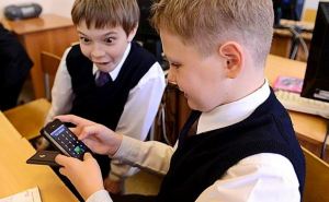 Родители запрыгали от счастья: в украинских школах запретят мобильные