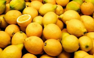 Обожгите лимон на газовой конфорке: мало кто знает какая от этого польза