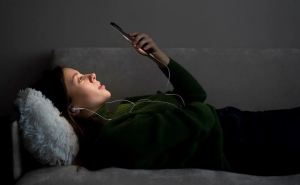 Пользоваться телефоном перед сном все-таки можно: ученые развенчали миф