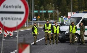 Километровые очереди: Украина готова эвакуировать водителей, которые застряли на польской границе