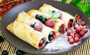 Бесподобный рецепт блинчиков с творогом и ягодами на завтрак: дети будут пищать от счастья
