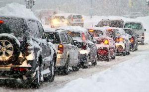Сильный снегопад в Украине: дороги засыпает, для водителей срочно запустили горячую линию — куда звонить за помощью