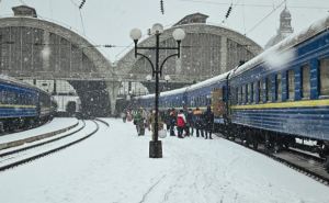 Из-за сильных снегопадов в Украине опаздывают более чем на час почти десяток поездов