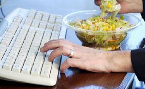 91% украинцев жить не могут без еды и без интернета