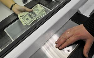 Новые правила продажи долларов в украинских обменниках: сколько валюты теперь можно купить