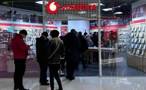 Клиенты Киевстара стоят в очередях, чтобы купить SIM-карты Vodafone и lifecell. ФОТО