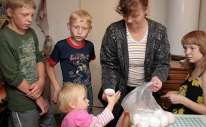 Украинским семьям выплатят деньги на подготовку к зиме: кто и какие суммы сможет получить