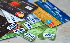 Касается всех, у кого есть карточка или кредитка: банки меняют правила, готовьте деньги