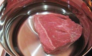 Как быстро разморозить мясо без микроволновки: простые и эффективные варианты — многие о них забывают