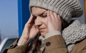 Почему зимой у людей чаще болит голова — сильнее страдают женщины