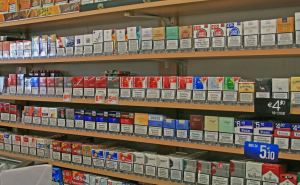 Кабмин Украины ограничил продажу табачных изделий и алкоголя. В одни руки: две пачки сигарет и два литра алкоголя