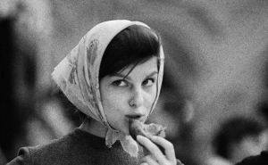 Зачем женщины в СССР носили косынки: три главных секрета культового головного убора