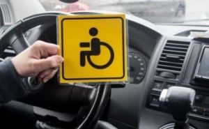 В Украине появились специальные автомобили для сдачи экзамена по вождению для людей с инвалидностью