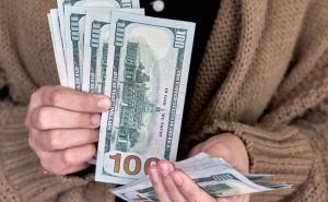Касается всех украинцев, доллар снова подешевел: курсы валют на 5 февраля 2024 года