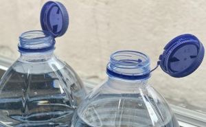 У поляков  проблемы  с новыми крышками  на пластиковых бутылках. Почему это их бесит?