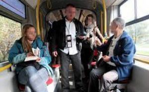 Пассажиры автобусов и трамваев в Польше выигрывают суды у контролеров. В чем причина?