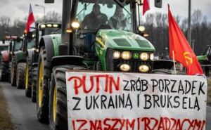 Польские фермеры во время протестов разместили плакат с призывом к Путину. Полиция начала расследование по данному факту