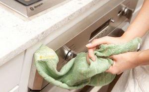 Французский способ стирки избавит полотенца от неприятных запахов: просто оставляем в самодельном растворе на ночь