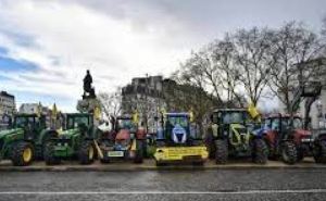 Блокада Парижа фермерами. Аграрии не желают говорить с президентом Франции