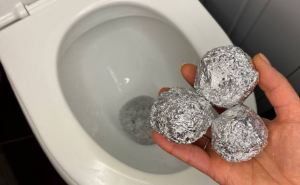 Удивительный трюк для упрощения уборки в туалете: 3 шарика из фольги