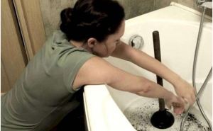 Как удалить засор в ванной без химии и за считанные секунды: три эффективных способа