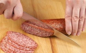 Почему колбасу принято нарезать наискосок: не все об этом знают