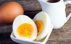 Для чего при варке яиц нужно добавлять соду, а яичную скорлупу в кофе: хитрости которыми пользуются шеф-повара