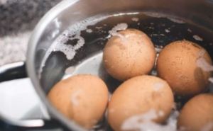 Если вы до сих пор выливаете воду в которой варили яйца, вы просто не знаете, как ее можно использовать!