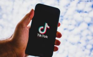 Немецкие политики призывают запретить Tik-Tоk. А пока открывают там свои аккаунты