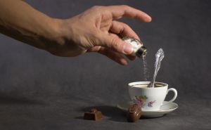 Вот зачем солят чай: неочевидная причина, которая спасает напиток