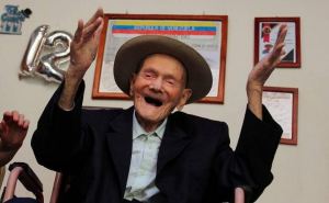 Мужчина каждый день выпивал немного бренди и умер на 115-м году жизни.  Умер самый пожилой мужчина в мире