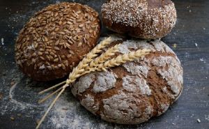 Черствый хлеб снова станет мягким и вкусным за пять минут: в микроволновку класть не нужно