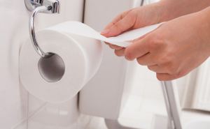 Беру жидкое мыло и лью на туалетную бумагу, уезжая из дома: вот зачем такой хитрый трюк — эффект ошеломительный
