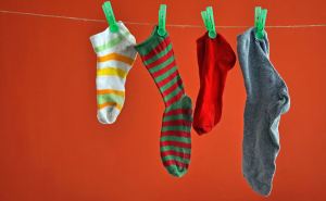 Не выбрасывайте старые носки: с ними сделаете уборку в доме в 2 раза быстрее