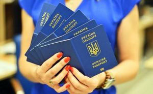 Украинцам за границей перестали выдавать готовые документы — официальное заявление