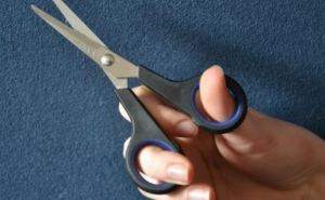 Покупать новые не придется: Что нужно резать, что бы ножницы точились сами по себе?