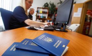 Какие варианты прибывания в Чехии есть у украинских мужчин, с истекшим сроком действия загранпаспорта. Возможен ли отказ от украинского гражданства?