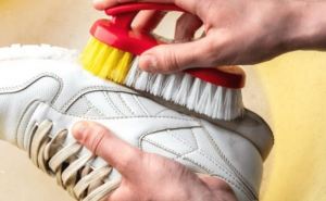 Как эффективно устранить желтые пятна с обуви? Полученный результат поразит вас!