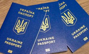 Верховная Рада приняла законопроект о продлении выдачи паспортов украинцам за границей