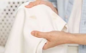 Вы забудете о пятнах на белой одежде: Как вывести желтые пятна от пота и дезодоранта?