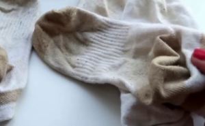 Не спешите выкидывать носки на «ветер»: Названы два эффективных способа как отстирать белые носки!