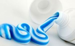 Хотя бы раз в месяц выдавливаю зубную пасту в пакет: необычное решение насущной проблемы