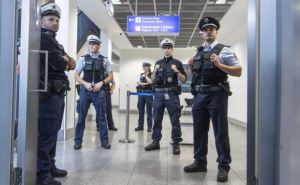 Лихие преступники хотели помешать полиции депортировать своего члена семьи из Германии