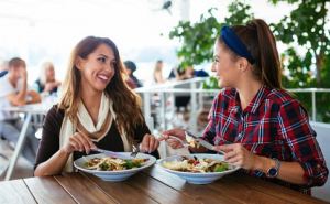 Сытный салат «Между нами, девочками» — просто, а вкуснее чем в ресторанах