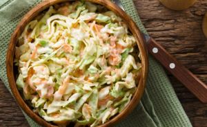 Летний сытный салат: капустка и немного сметаны — Хрустящий и такой вкусный