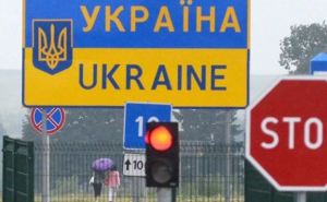 Украинцев с ВНЖ, ПМЖ и паспортами других стран больше не выпустят из страны: важные подробности