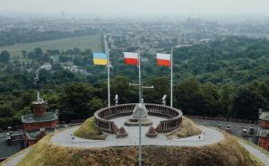 В Польше, на Кургане Костюшко, местным депутатом был сорван украинский флаг